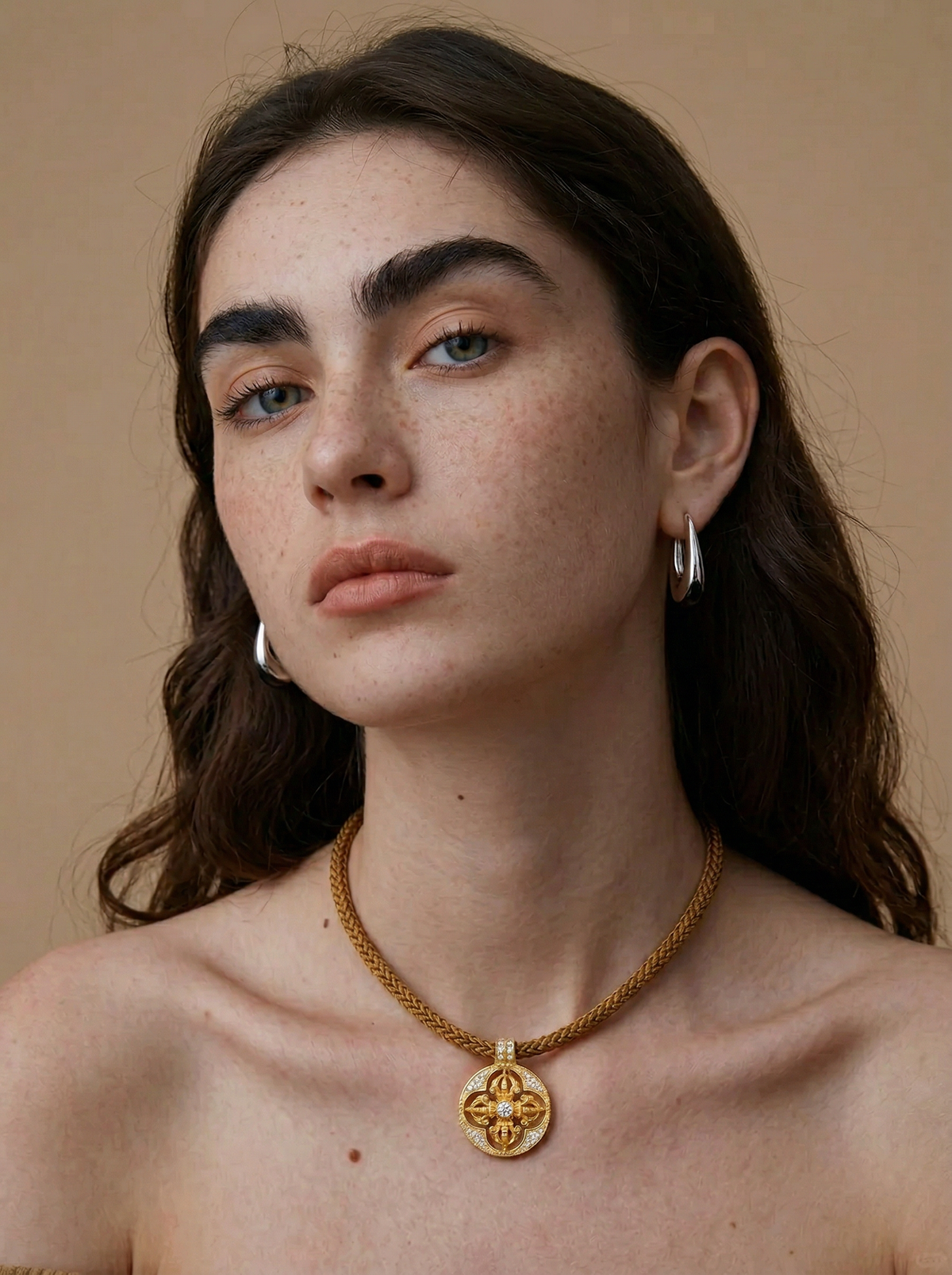 Pendentif Vajra ajouré à quatre pétales en or