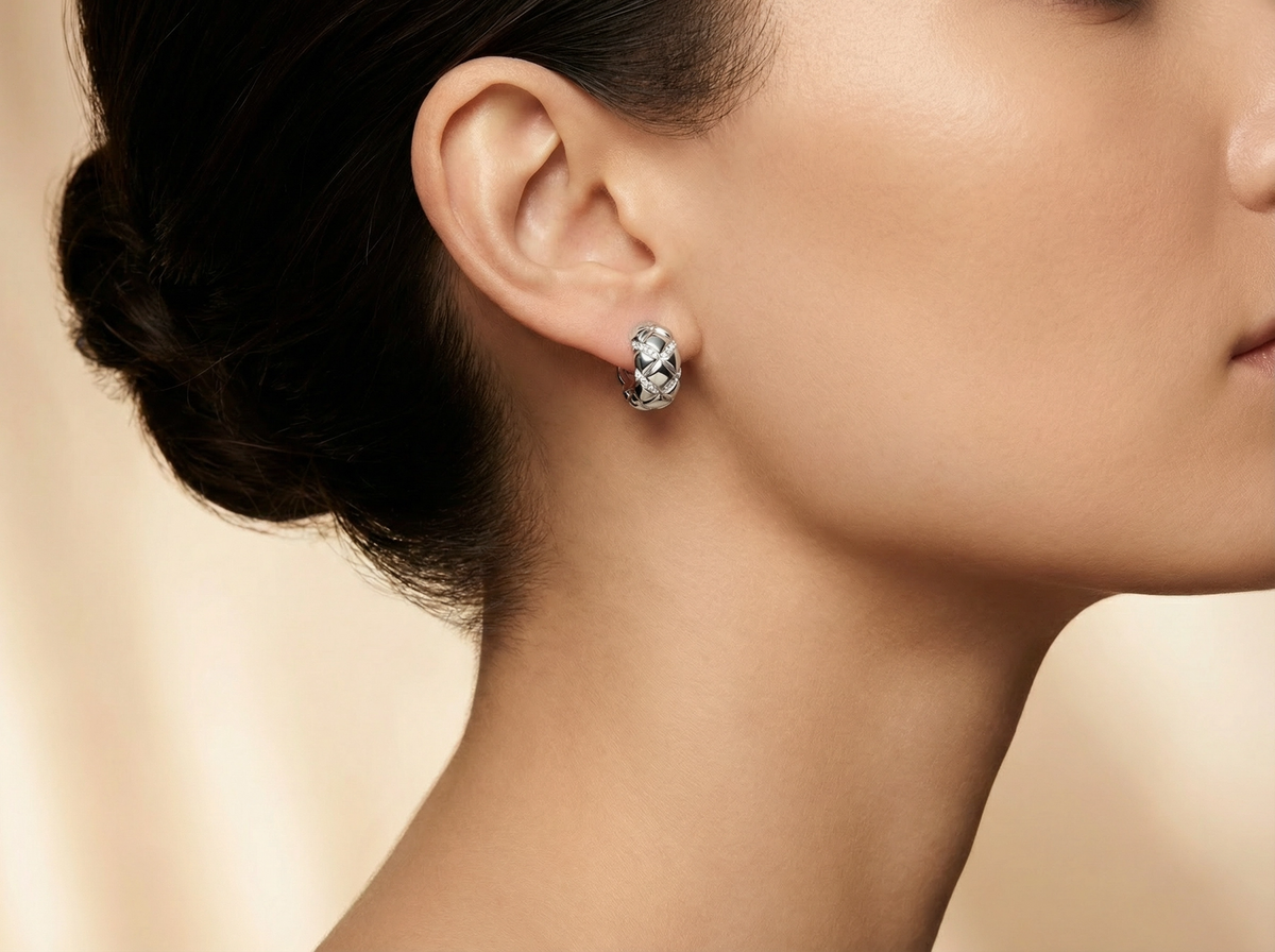Boucles d'oreilles créoles huggie matelassées en cristal argenté