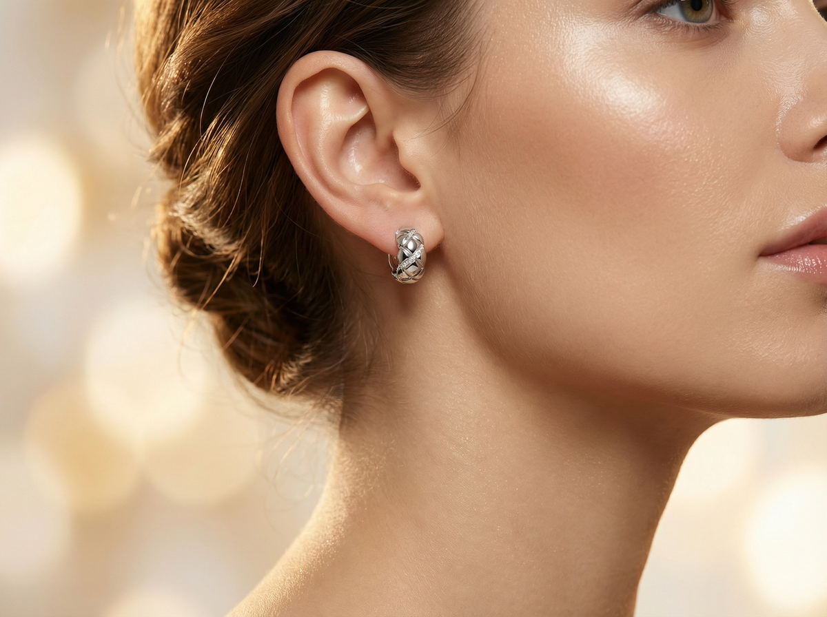 Boucles d'oreilles créoles huggie matelassées en cristal argenté