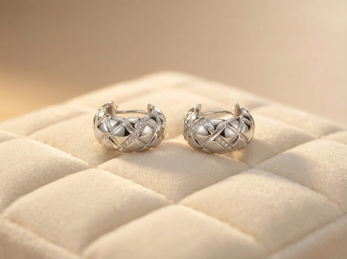 Boucles d'oreilles créoles huggie matelassées en cristal argenté