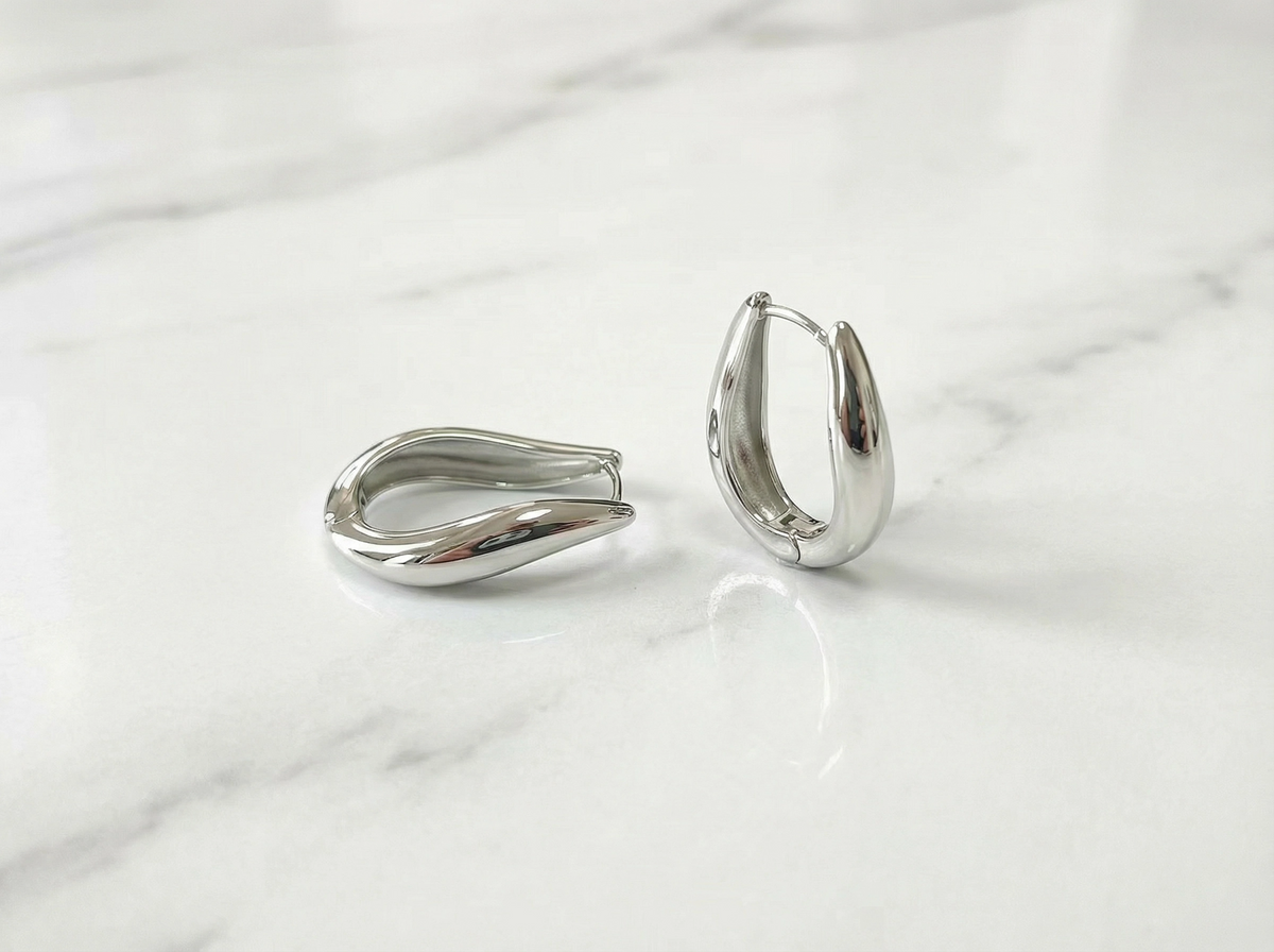 Boucles d'oreilles créoles huggie en forme de goutte d'argent