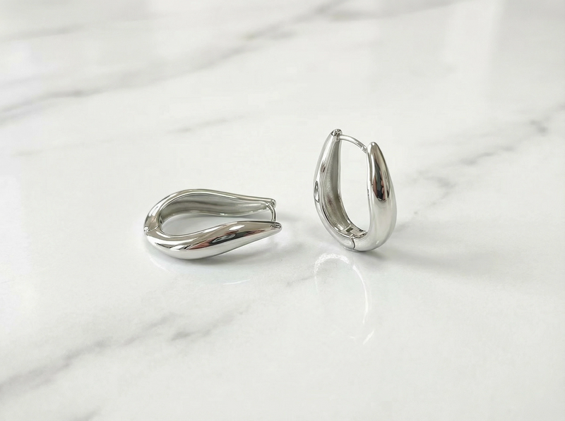Boucles d'oreilles créoles huggie en forme de goutte d'argent