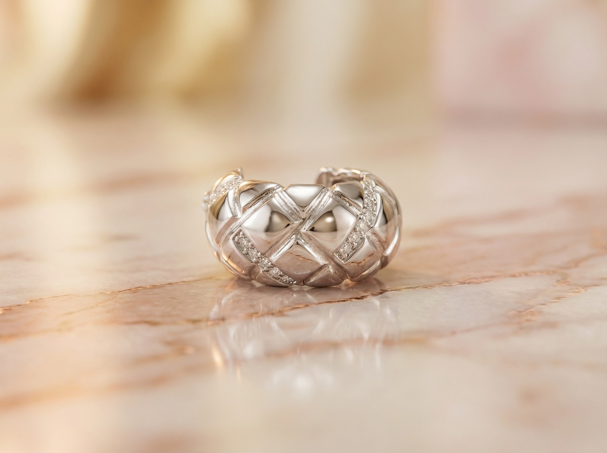 Boucles d'oreilles créoles huggie matelassées en cristal argenté