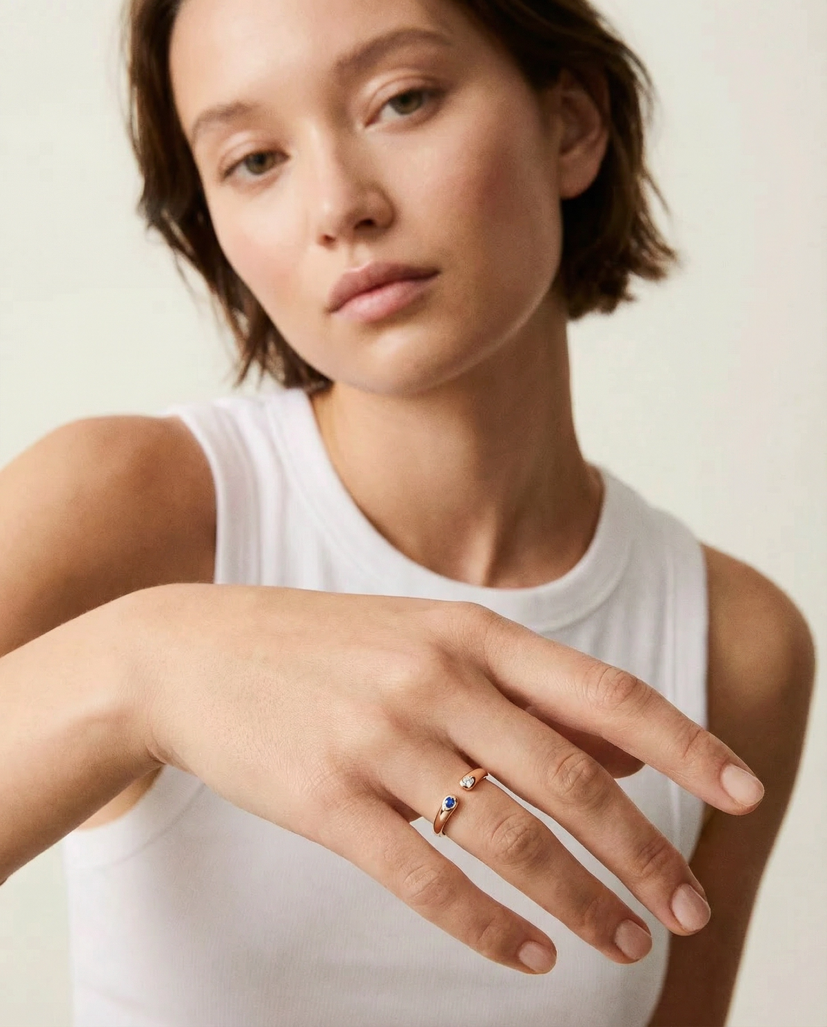 Bague jonc ouverte Toi et Moi en or rose avec saphir et accents en cristal