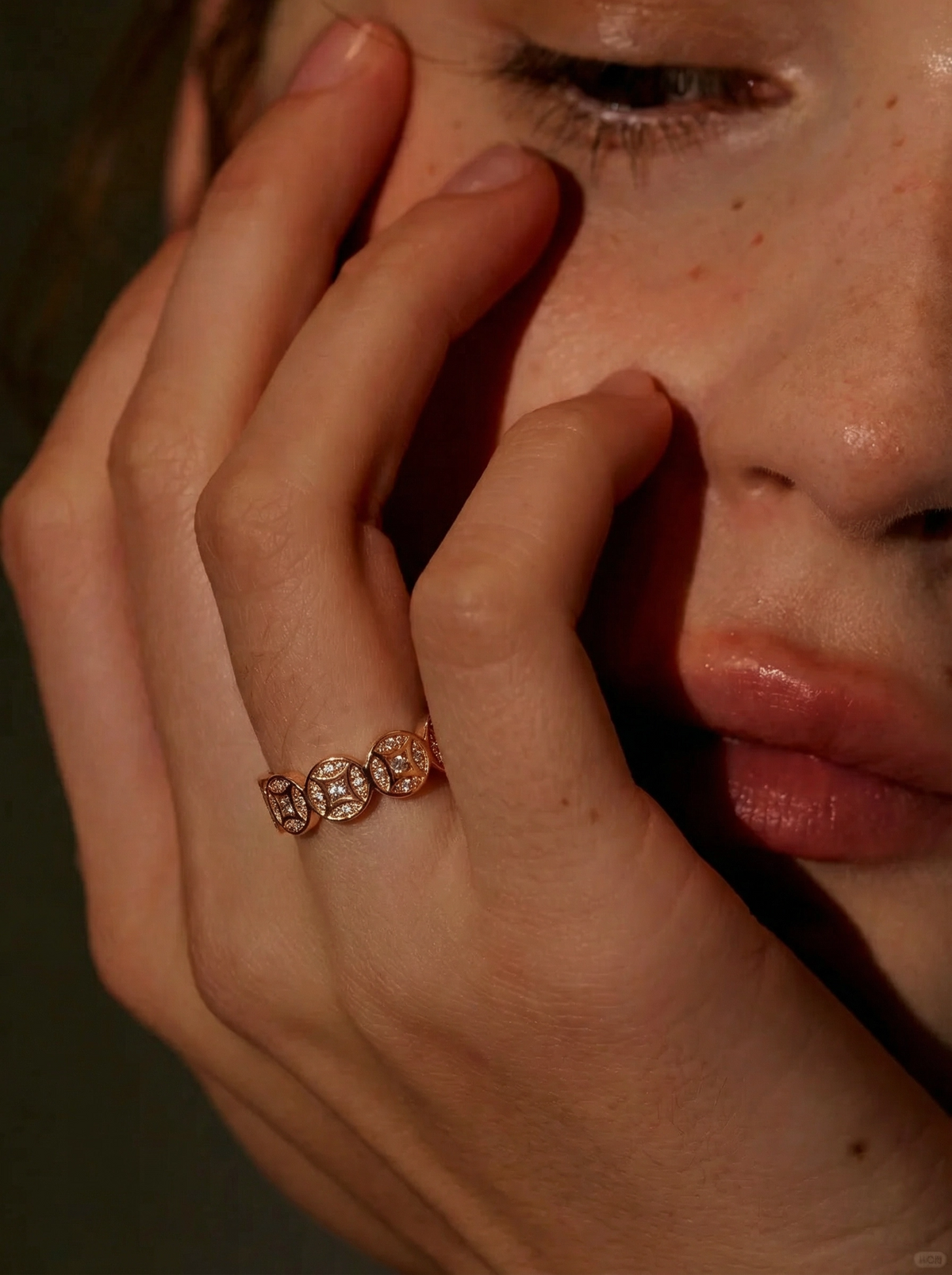 Bague ouverte Rose Gold Wealth Coin avec accents de cristal