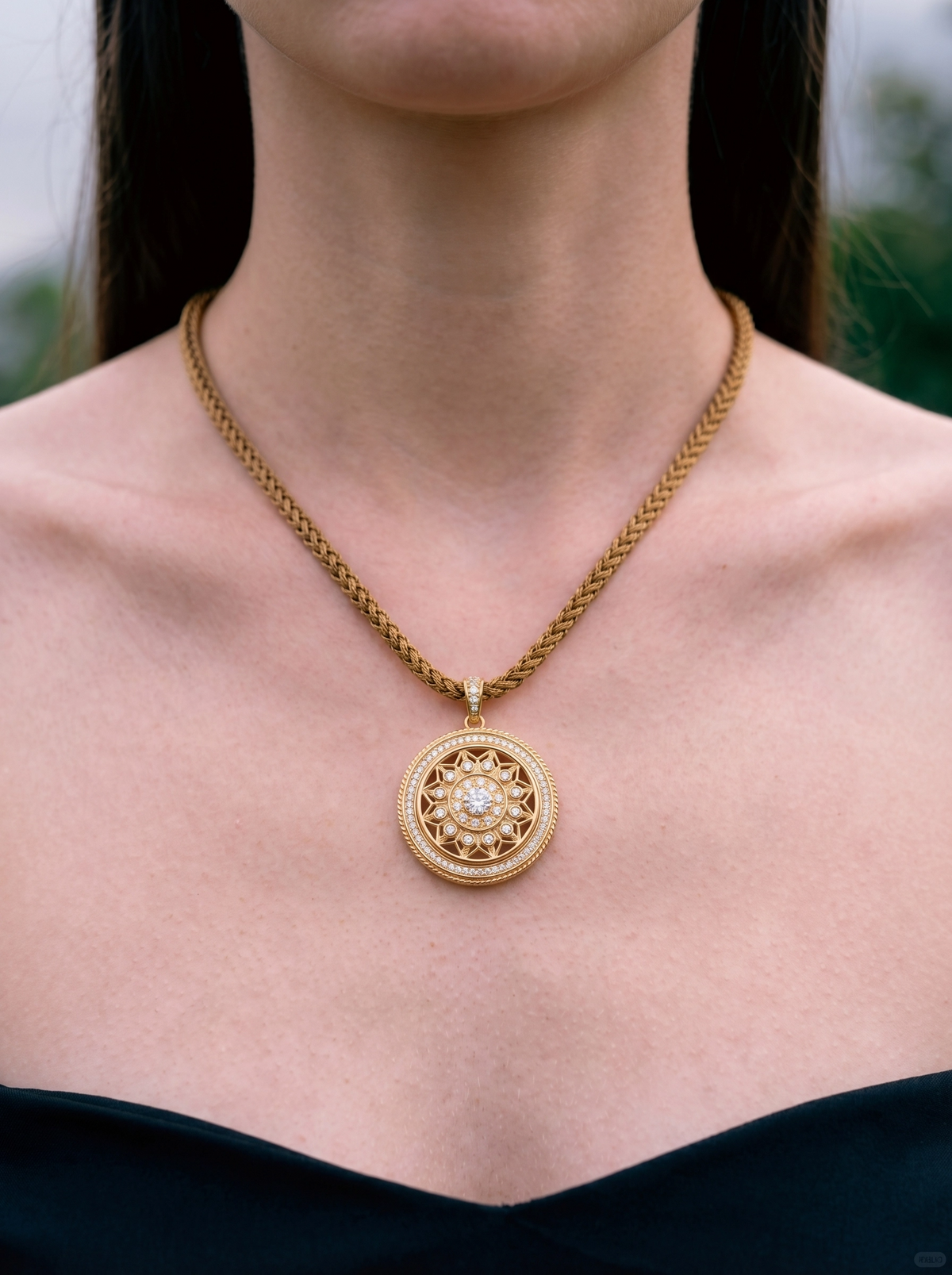 Collier avec pendentif médaillon étoile ajouré en plaqué or et oxyde de zirconium
