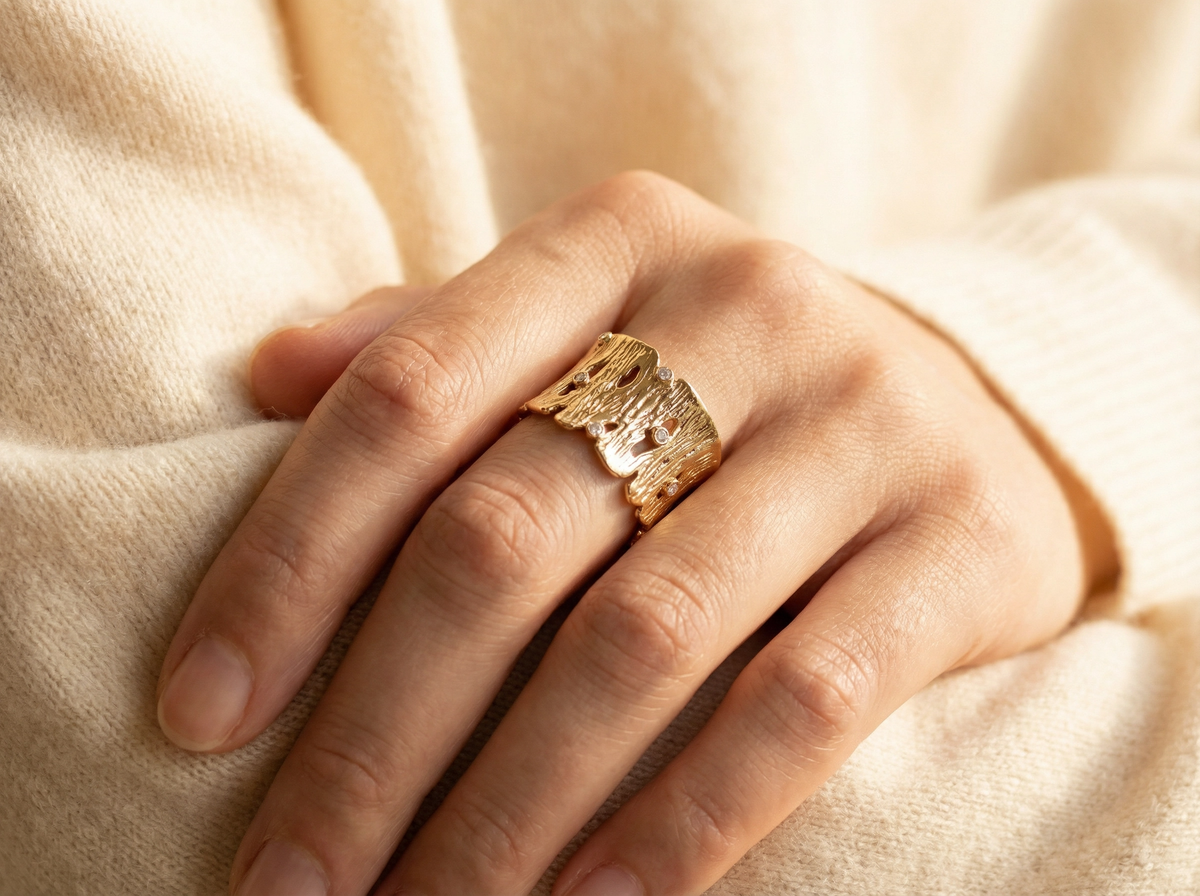 Bague manchette ouverte texturée écorce d'arbre or