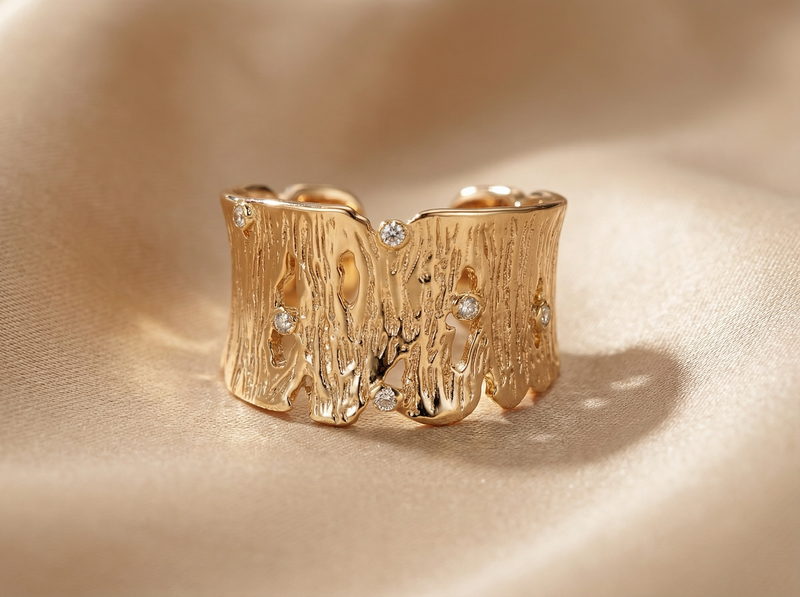 Bague manchette ouverte texturée écorce d'arbre or