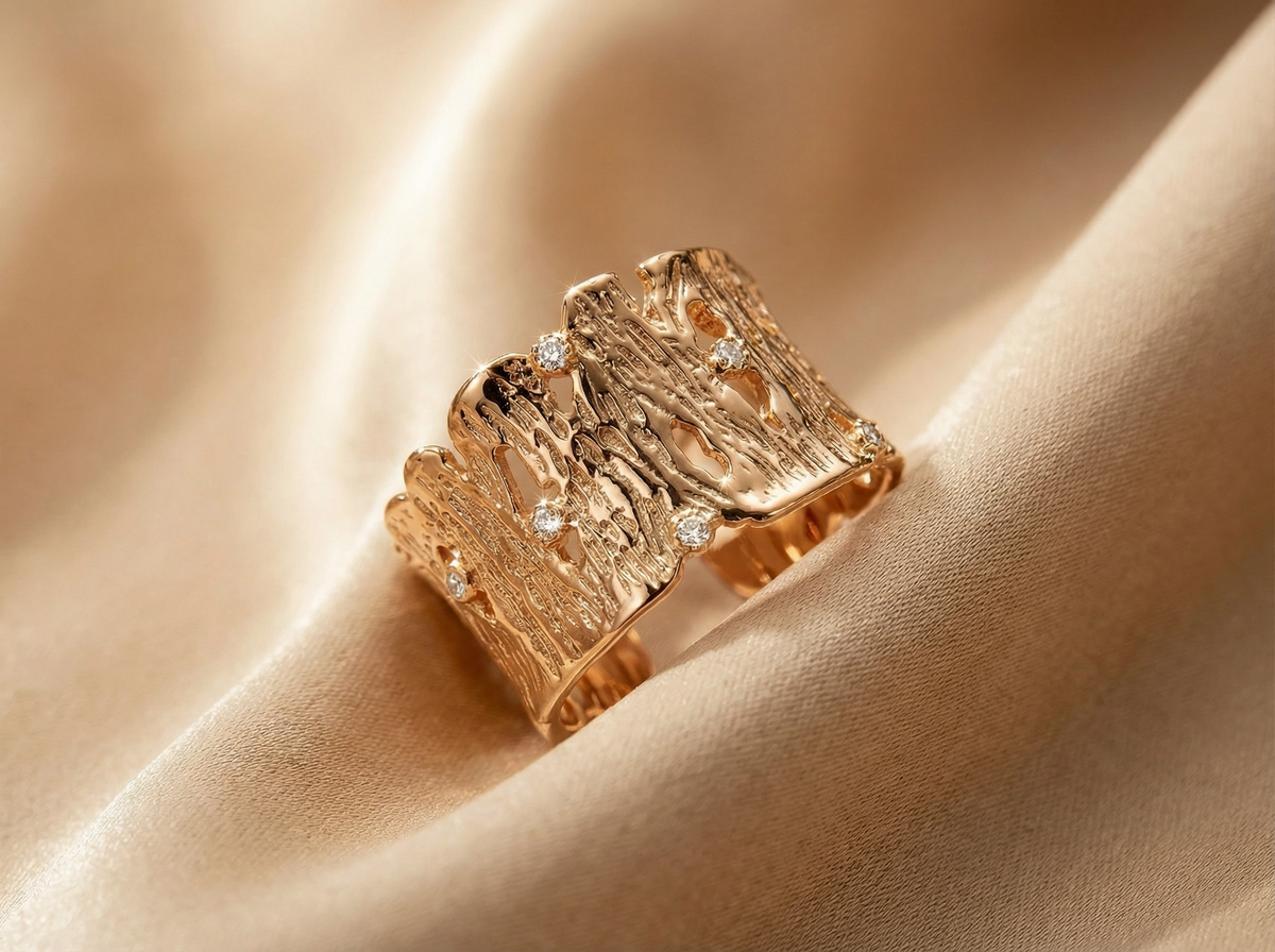 Bague manchette ouverte texturée écorce d'arbre or