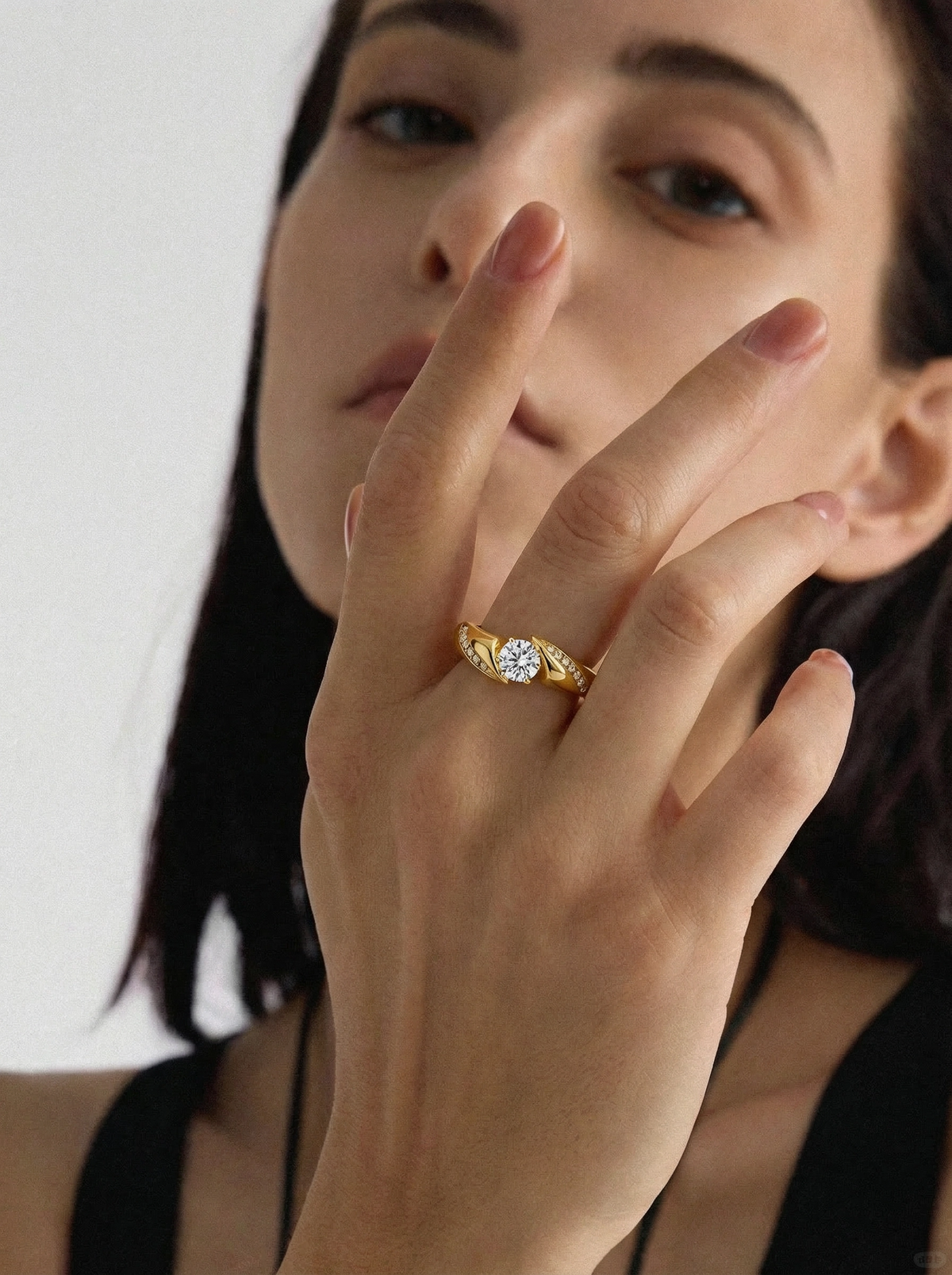 Bague Solitaire CZ à Tige Torsadée Or avec Pierres Latérales