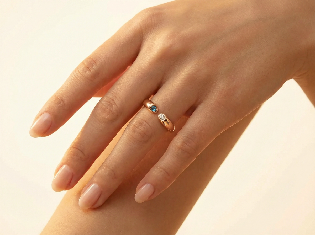 Bague jonc ouverte Toi et Moi en or rose avec saphir et accents en cristal